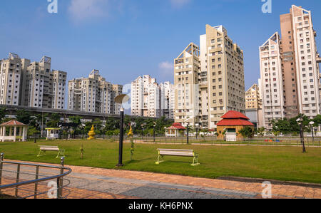 Alti edifici residenziali con vista di un oltre il ponte e ben decorate city park a rajarhat area di Calcutta, in India Foto Stock