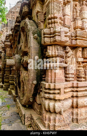 Sculture intricate su una mola di pietra in antico sun hindu temple a konark, Orissa, India. Foto Stock