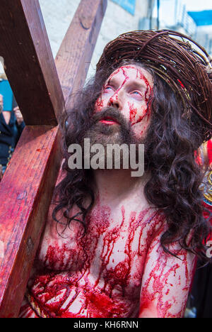 Pellegrino cristiano re-emanare la crucifixtion di Gesù lungo la Via Dolorosa in Gerusalemme durante il Venerdì santo in Gerusalemme Israele Foto Stock