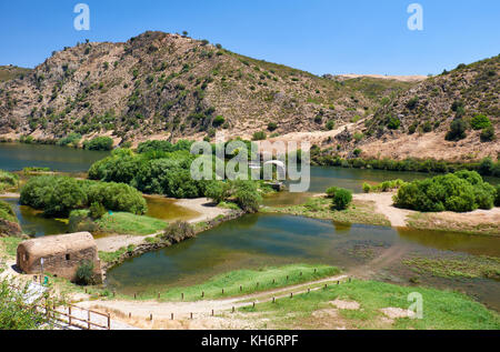 Tradizionale vecchi mulini ad acqua nel fiume Guadiana a azenhas vicino mertola. Baixo Alentejo, Portogallo Foto Stock