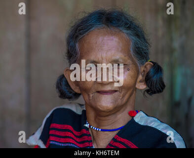 Ritratto di una donna dalla Cotu minoranza in Quang Nam Vietnam Foto Stock