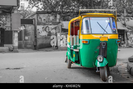 Comuni indiana auto rickshaw su una strada di città a Kolkata con bokeh sfondo rétro. Foto Stock