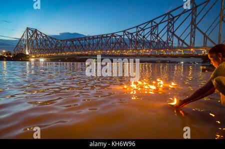 Quella di howrah bridge kolkata - lo storico ponte a sbalzo sul Fiume Hooghly con moody Cielo di tramonto Foto Stock