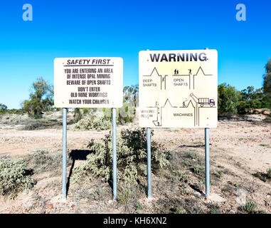 Segnale di sicurezza avvertimento contro gli alberi aperto e attività mineraria, Lightning Ridge, New South Wales, NSW, Australia Foto Stock