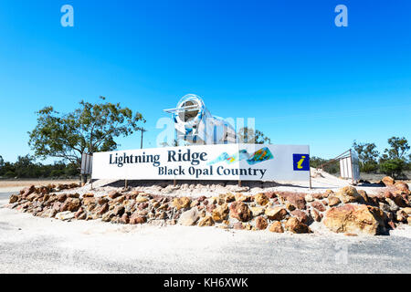 Segno di benvenuto presso l'entrata di Lightning Ridge, capitale del black opali, Nuovo Galles del Sud, NSW, Australia Foto Stock