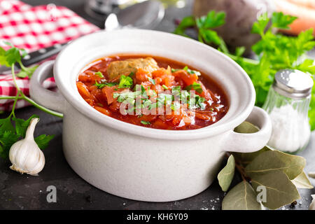 Borscht, tradizionali ucraine barbabietole zuppa di verdure Foto Stock