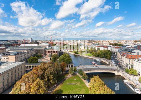 Viaggio in Germania - Berlino cityscape con musei a museumsinsel e il fiume Sprea, da Berliner Dom nel mese di settembre Foto Stock