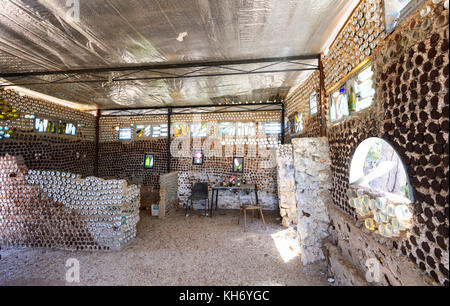 Interno della lattina di birra fatta in casa di vecchie lattine di birra e le bottiglie di vetro, Lightning Ridge, New South Wales, NSW, Australia Foto Stock