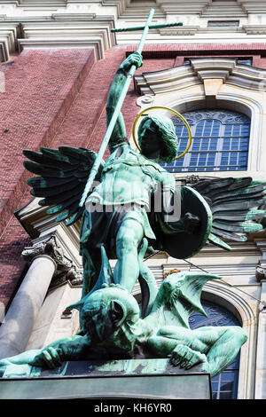 Viaggio in Germania - la vittoria di San Michele oltre il diavolo, la figura sopra la porta di ingresso della chiesa di San Michele (hauptkirche sankt michaelis) ad Amburgo ci Foto Stock