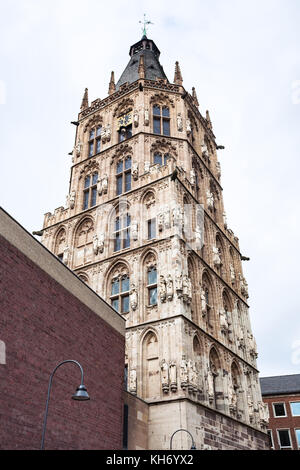 Viaggio in Germania - torre di kolner Rathaus (municipio) nella città di Colonia nel mese di settembre Foto Stock
