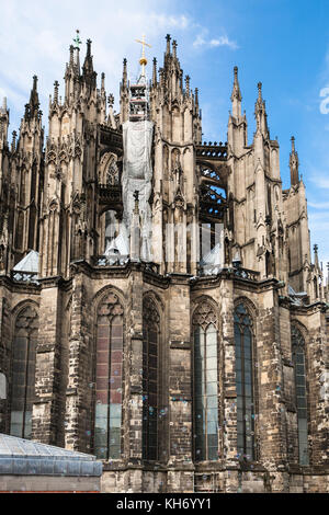 Viaggio in Germania - soapbubbles e la parete della cattedrale di Colonia (chiesa cattedrale di San Pietro) nel mese di settembre Foto Stock