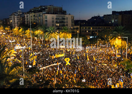 I sostenitori dell'indipendenza della Catalogna marciano per una manifestazione contro il governo centrale spagnolo di notte a Barcellona, Spagna. Foto Stock