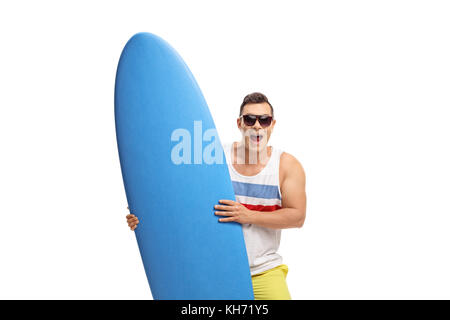 Gioiosa surfer tenendo una tavola da surf isolati su sfondo bianco Foto Stock