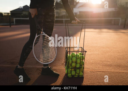 Giocatore di tennis praticare tennis in terra in una giornata di sole Foto Stock