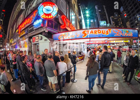 La coda per entrare in Ellen's Stardust Diner, Broadway, New York City, Stati Uniti d'America. Foto Stock