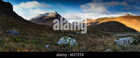 Buachaille etive beag custodisce l'entrata di Glencoe, visto dalle piste di buachaille etive mor. Foto Stock