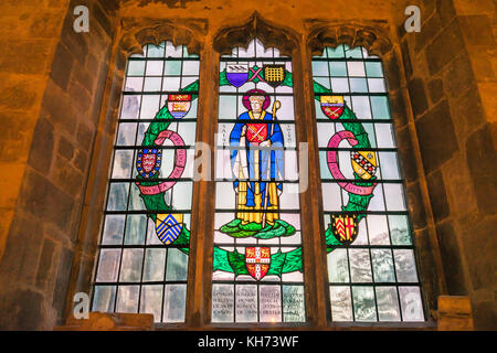 Vetrata colorata a St. La cappella di Lawrence all'interno dell'abbazia di Romsey, Romsey, Regno Unito Foto Stock