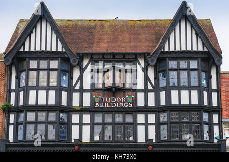 La facciata del Tudor edifici lungo sopra Bar Street - uno di Southampton pochi edifici storici, Southampton, England, Regno Unito Foto Stock