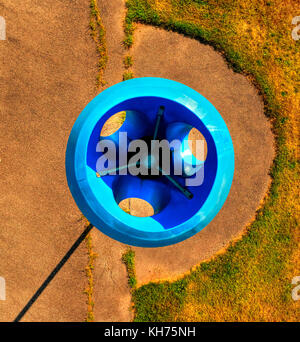 Antenna di polo HDR (high dynamic range) immagine di un imbuto di blu struttura a sfera su un parco giochi. Foto Stock