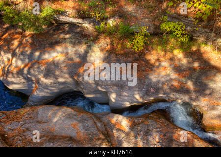 Antenna di polo HDR (high dynamic range) immagine di un rapids tra formazioni rocciose scolpite nel tempo a Waterford, kings County, New Brunswick, Canada. Foto Stock