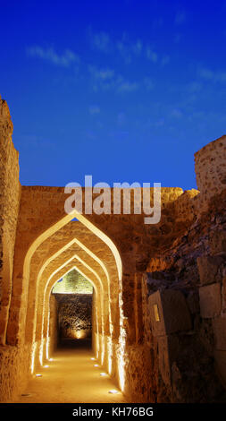 Rovine di Qal'at al Bahrain, Manama, Bahrain al magico ora blu. Una notte scape di questo sito del Patrimonio mondiale dell'UNESCO Foto Stock