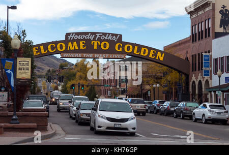 Golden, Colorado, Stati Uniti d'America - 22 ottobre 2017:Golden Colorado strada principale con una scritta "Benvenuti al Golden'.il quartiere storico, offre un vivace Foto Stock