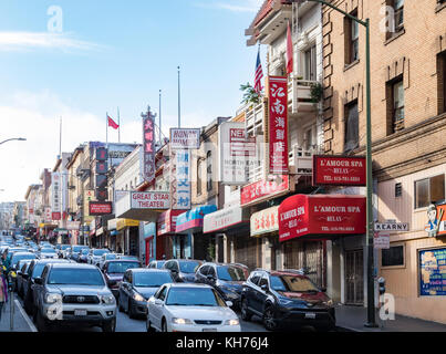 San Francisco - circa 2017: il traffico consente di eseguire il backup di fronte a negozi e imprese su Jackson Street nel quartiere di Chinatown di San Francisco, California Foto Stock