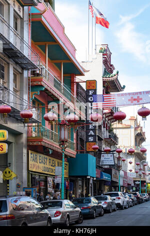 San Francisco - circa 2017: gli edifici colorati e segni sono ammassati lungo Grant Street nel quartiere di Chinatown di San Francisco, c Foto Stock