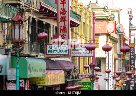 San Francisco - circa 2017: segni colorati per ristoranti e aziende folla Grant Street nel quartiere di Chinatown di San Francisco in California Foto Stock