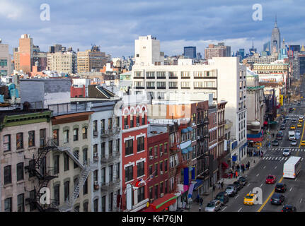 New York City vista aerea di Chinatown street scene in Manhattan con il Midtown grattacieli nel lontano orizzonte di sfondo Foto Stock