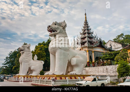 Due guard leogryphs (leone stilizzate figure) presso l'ingresso meridionale di Mandalay Hill Foto Stock