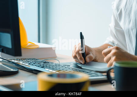 Interior design professionale di lavoro sulla tavoletta grafica sketch pad in studio di architettura di Office Foto Stock