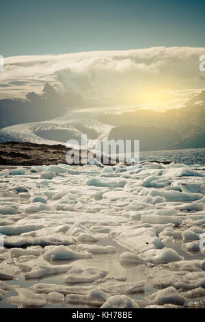 Jokulsarlon laguna del ghiacciaio Vatnajokull nel parco nazionale, Islanda. verticale shot filtrato Foto Stock
