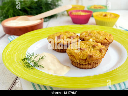 Muffin da cavolo con prosciutto e formaggio. di panna acida salsa. Foto Stock