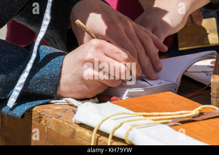 Scribe pratica illuminazione tradizionale Foto Stock