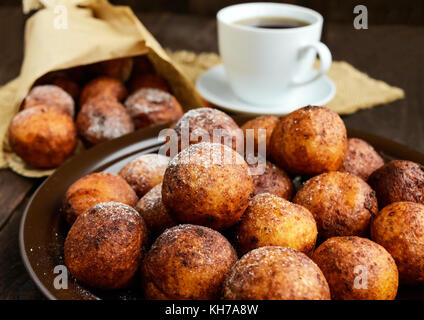 Vaniglia palline di formaggio, fritte e una tazza di tè. La prima colazione era deliziosa. Foto Stock