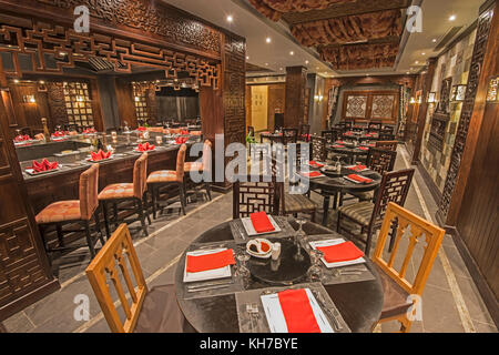 Il design degli interni di un lussuoso hotel resort ristorante asiatico area da pranzo con decorazioni Foto Stock