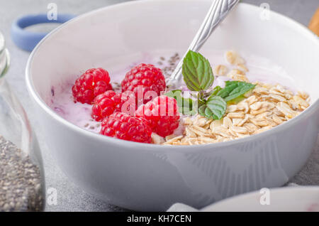 Una delizia sana colazione oatmeat rapsberry alimentare yogurt Foto Stock