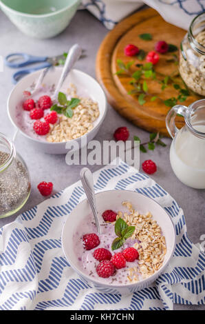 Una delizia sana colazione oatmeat rapsberry alimentare yogurt Foto Stock