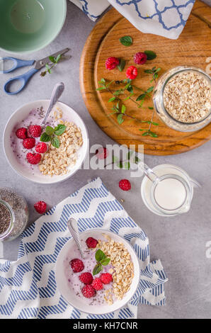 Una delizia sana colazione oatmeat rapsberry alimentare yogurt Foto Stock