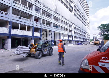 Gli artigiani preparano la distruzione di un grande edificio nel quartiere la Duchere, Lione, Francia Foto Stock