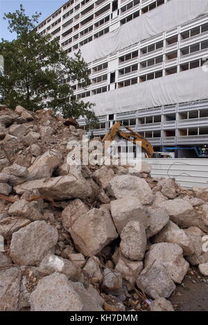 Gli artigiani preparano la distruzione di un grande edificio nel quartiere la Duchere, Lione, Francia Foto Stock