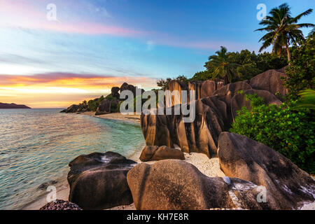 Romantico tramonto sulla spiaggia paradiso, famosa Anse Source d'argent, la digue, Seicelle Foto Stock