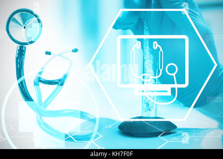 Sfondo digitale con segno di emergenza contro blu stetoscopio Foto Stock