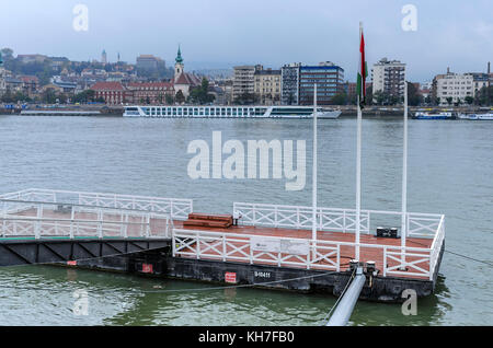 Ormeggio per le navi sul Danubio a Budapest. Foto Stock