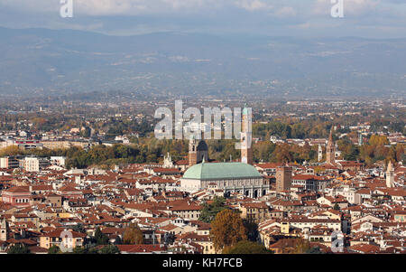 Vista panoramica di Vicenza città nel nord Italia e il famoso monumento chiamato basilica Palladiana. Questo nome deriva dall'architetto italiano andrea Foto Stock