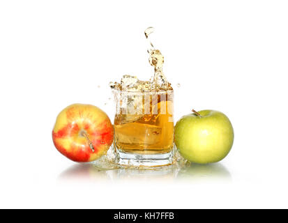 Bicchiere di spruzzi di succo di mela nei pressi di mele. isolato su bianco con tracciato di ritaglio Foto Stock