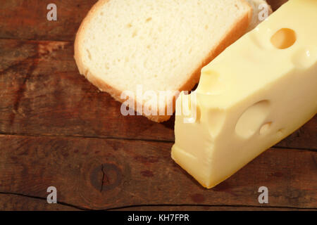 Vista dettagliata del formaggio e pane bianco su sfondo di legno Foto Stock
