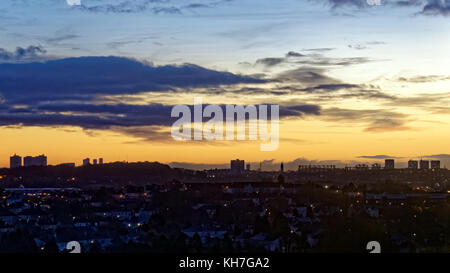 Glasgow, Scozia, Regno Unito 14 novembre. Il tempo del Regno Unito, Dawn over the West promette di porre fine al tempo piovoso, mentre la nuvola notturna libera le notizie Credit Gerard Ferry/Alamy Foto Stock