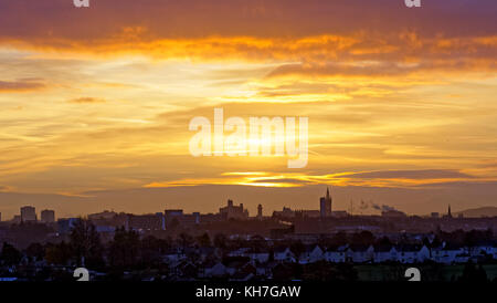 Glasgow, Scozia, Regno Unito 14 novembre. Meteo britannico, Dawn Over the West promette la fine del tempo piovoso mentre la nuvola notturna si libera e il cielo diventa dorato sulla torre universitaria Credit Gerard Ferry/Alamy news Foto Stock